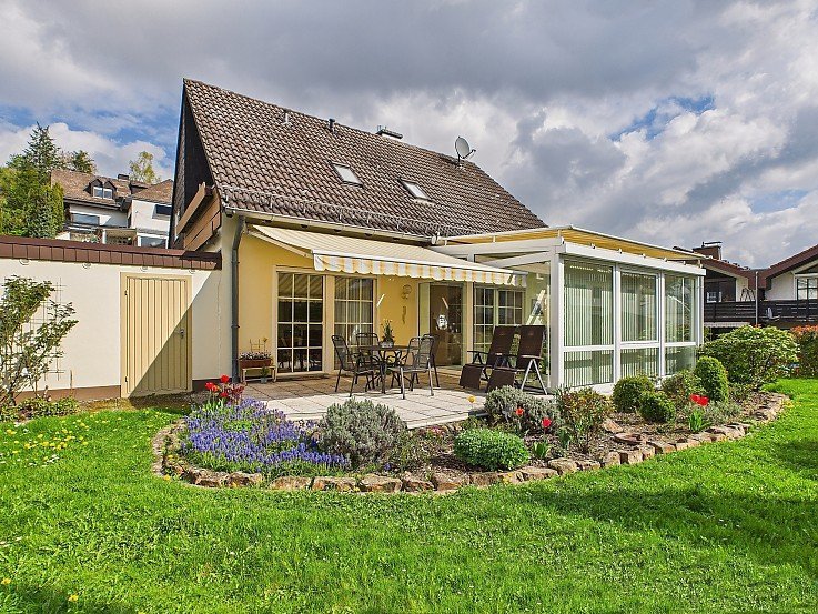 Foto TOP GEPFLEGT! FREISTEHENDES EINFAMILIENHAUS MIT WINTERGARTEN-GARTEN-OASE IN RUHIGER LAGE