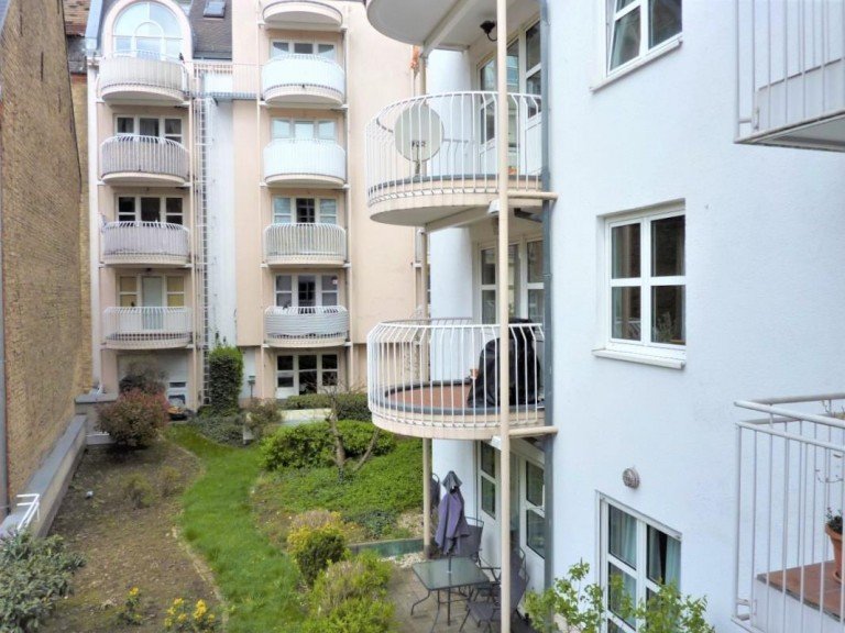 Hinterh�user Wiesbaden Etagenwohnung ZENTRALE gem�tliche 2-Zimmer-Wohnung in Innenstadtlage ruhig gelegen im Hinterhaus