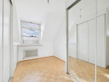 Schlafzimmer SCHMUCKST�CK MIT GESCHICHTE IM SCH�NEN RHEINGAUVIERTEL - ALTBAUCHARME TRIFFT MAISONETTE