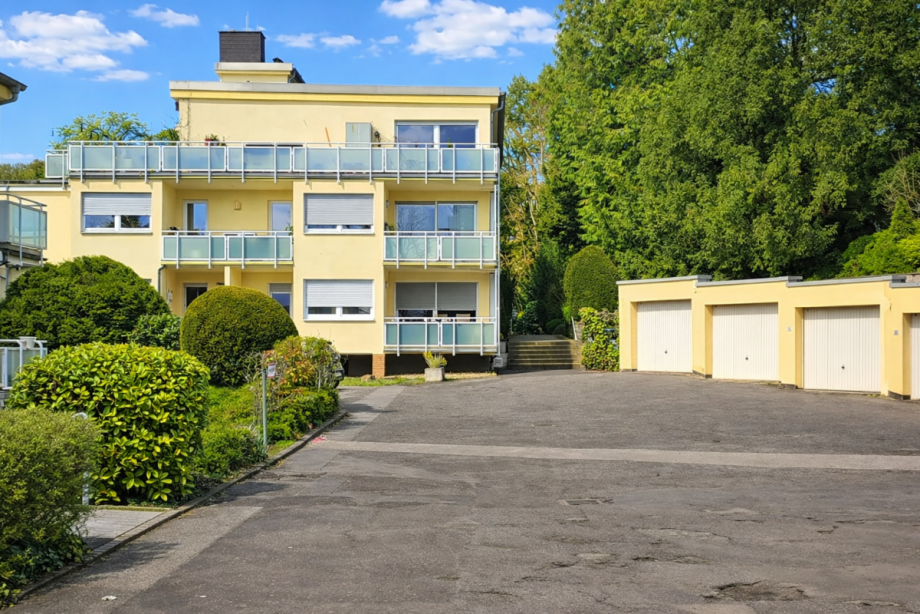 Au�enansicht u. Garagen Etagenwohnung Wiesbaden