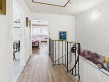 Flur OG CHARMANTES RAUMWUNDER - GEM�TLICHES EINFAMILIENHAUS MIT HOFIDYLLE IN GONSENHEIM