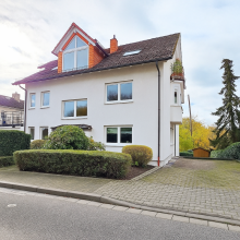Au�enansicht und Stellplatz RUHIGES WOHNEN MIT BLICK INS GR�NE - CHARMANTE MAISONETTE MIT BALKON UND TERRASSE AM MOOSBACHTAL