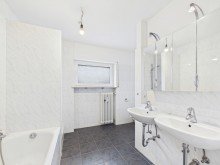 Badezimmer ATTRAKTIVES MEHRFAMILIENHAUS IN BEGEHRTER WOHNLAGE VON WIESBADEN-BRECKENHEIM - TEILWEISE VERMIETET