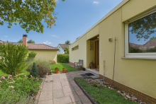 Zuweg und Eingang ENTSPANNTES WOHNEN AUF EINER EBENE! BUNGALOW MIT HERRLICHEM GARTEN IN TOPLAGE VON BRETZENHEIM