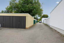 Zufahrt und Garage ENTSPANNTES WOHNEN AUF EINER EBENE! BUNGALOW MIT HERRLICHEM GARTEN IN TOPLAGE VON BRETZENHEIM