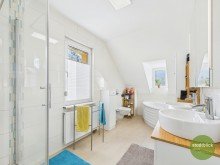 Tageslichtbad CHARMANTES UND GUT GEPFLEGTES EINFAMILIENHAUS MIT NEBENGEGEB�UDE, HOF- UND GARTENBEREICH