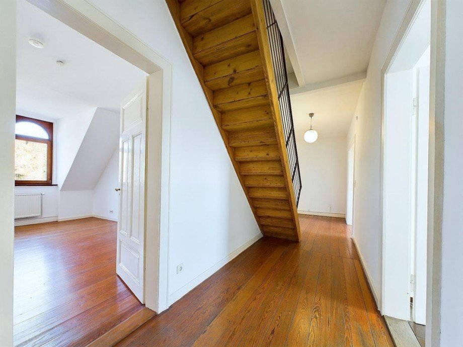Blick in Zimmer 2 Etagenwohnung Wiesbaden