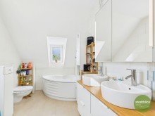 Mit Wanne CHARMANTES UND GUT GEPFLEGTES EINFAMILIENHAUS MIT NEBENGEGEB�UDE, HOF- UND GARTENBEREICH