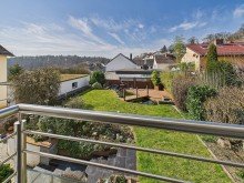 Blick zum Garten DER SOMMER KANN KOMMEN! GEPFLEGTES ZWEIFAMILIENHAUS MIT VIEL PLATZ