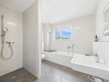 Bad (2) EXKLUSIVE PENTHOUSE-MAISONETTE IN ATTRAKTIVER LAGE, NAHE ALTSTADT UND FIS (International School)