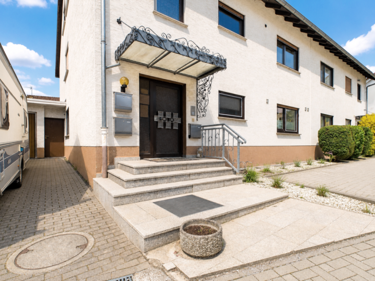 Hauseingang Wiesbaden Mehrfamilienhaus ATTRAKTIVES MEHRFAMILIENHAUS IN BEGEHRTER WOHNLAGE VON WIESBADEN-BRECKENHEIM - TEILWEISE VERMIETET