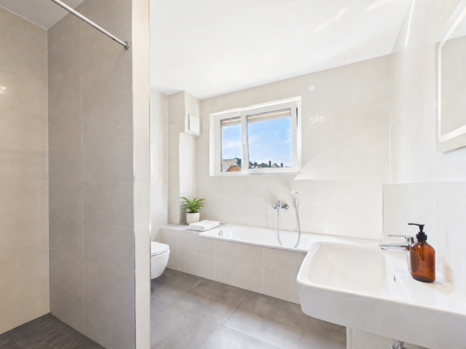 Bad Wanne u. Dusche Maisonettewohnung Oberursel
