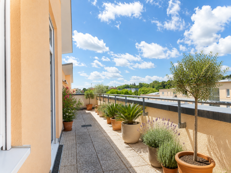 Balkon Wiesbaden Etagenwohnung LICHT, LUFT UND WEITBLICK - OFFENES WOHNEN IM PENTHOUSE MIT SONNIGER DACHTERRASSE