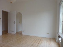 Wohnzimmer (Ansicht 2) ��� GEM�TLICHE DACHGESCHOSSWOHNUNG RUHIGER CITY-LAGE ���