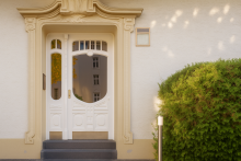 Hauseingang SCHMUCKST�CK MIT GESCHICHTE IM SCH�NEN RHEINGAUVIERTEL - ALTBAUCHARME TRIFFT MAISONETTE