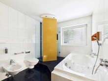 Tageslichtbad EIN ORT F�R DASBESONDERE - GROSSZ�GIGES WOHNEN IN BESTER WOHNLAGE