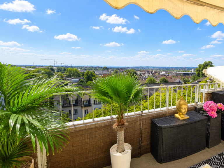Balkon mit Ausblick Wiesbaden Etagenwohnung HELL UND GUT VERMIETET - 1 ZIMMER-WOHNUNG MIT HERRLICHEM FERNBLICK