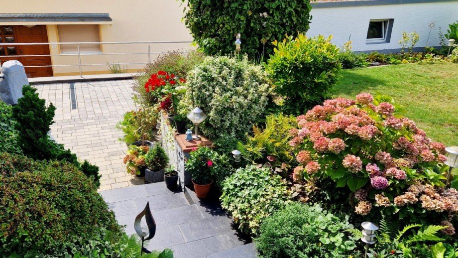 Zugang Garten Mehrfamilienhaus Wiesbaden