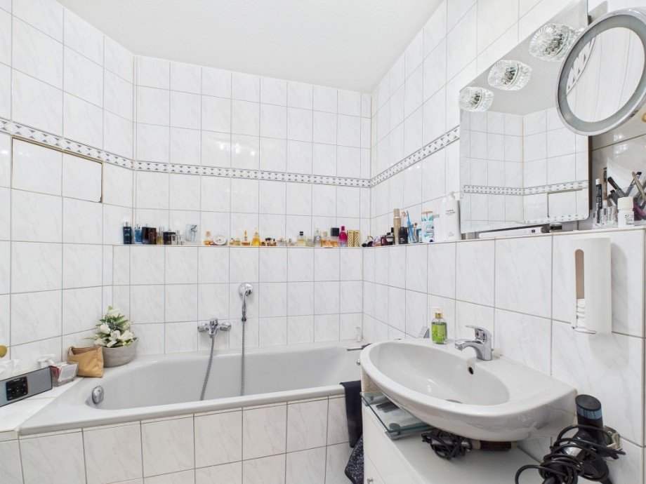 Bad mit Wanne Maisonettewohnung Wiesbaden