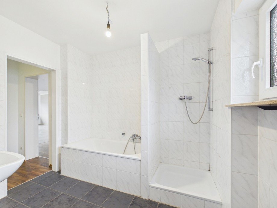 Wanne und Dusche Mehrfamilienhaus Wiesbaden