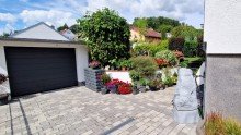 Garage und Hof DER SOMMER KANN KOMMEN! GEPFLEGTES ZWEIFAMILIENHAUS MIT VIEL PLATZ