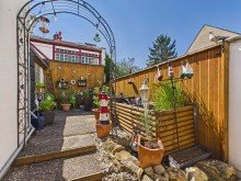 Hof (3) CHARMANTES RAUMWUNDER - GEM�TLICHES EINFAMILIENHAUS MIT HOFIDYLLE IN GONSENHEIM
