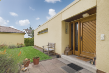 Hauseingang ENTSPANNTES WOHNEN AUF EINER EBENE! BUNGALOW MIT HERRLICHEM GARTEN IN TOPLAGE VON BRETZENHEIM