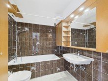 Bad SCHMUCKST�CK MIT GESCHICHTE IM SCH�NEN RHEINGAUVIERTEL - ALTBAUCHARME TRIFFT MAISONETTE